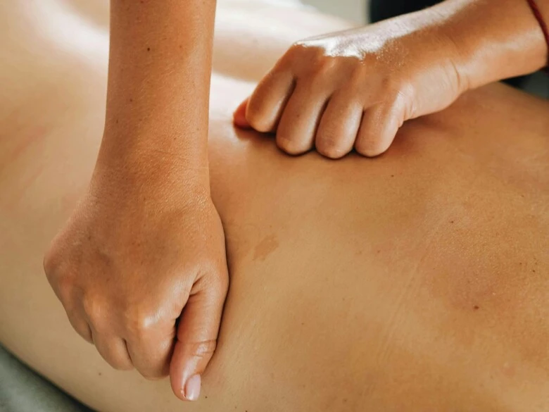 Massage à l'huile de cannabis 1