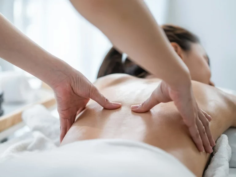 Massage à l'huile de cannabis